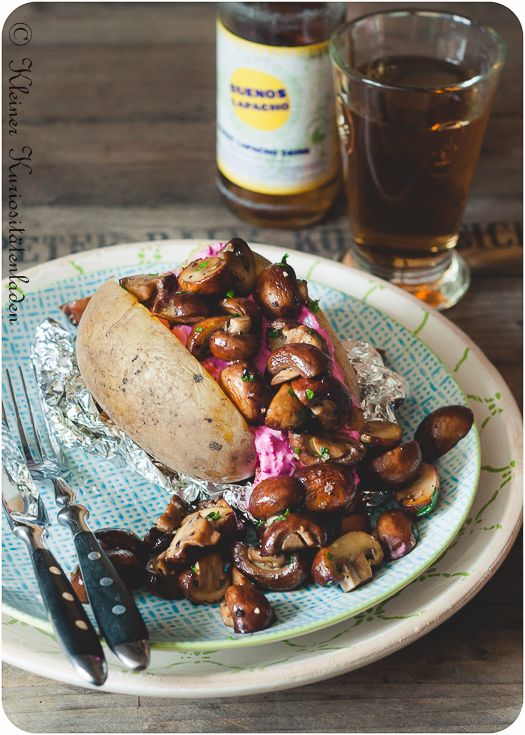 Rezeptbild: Ofenkartoffeln mit Rote-Bete-Tzatziki und gebratenen Champignons 