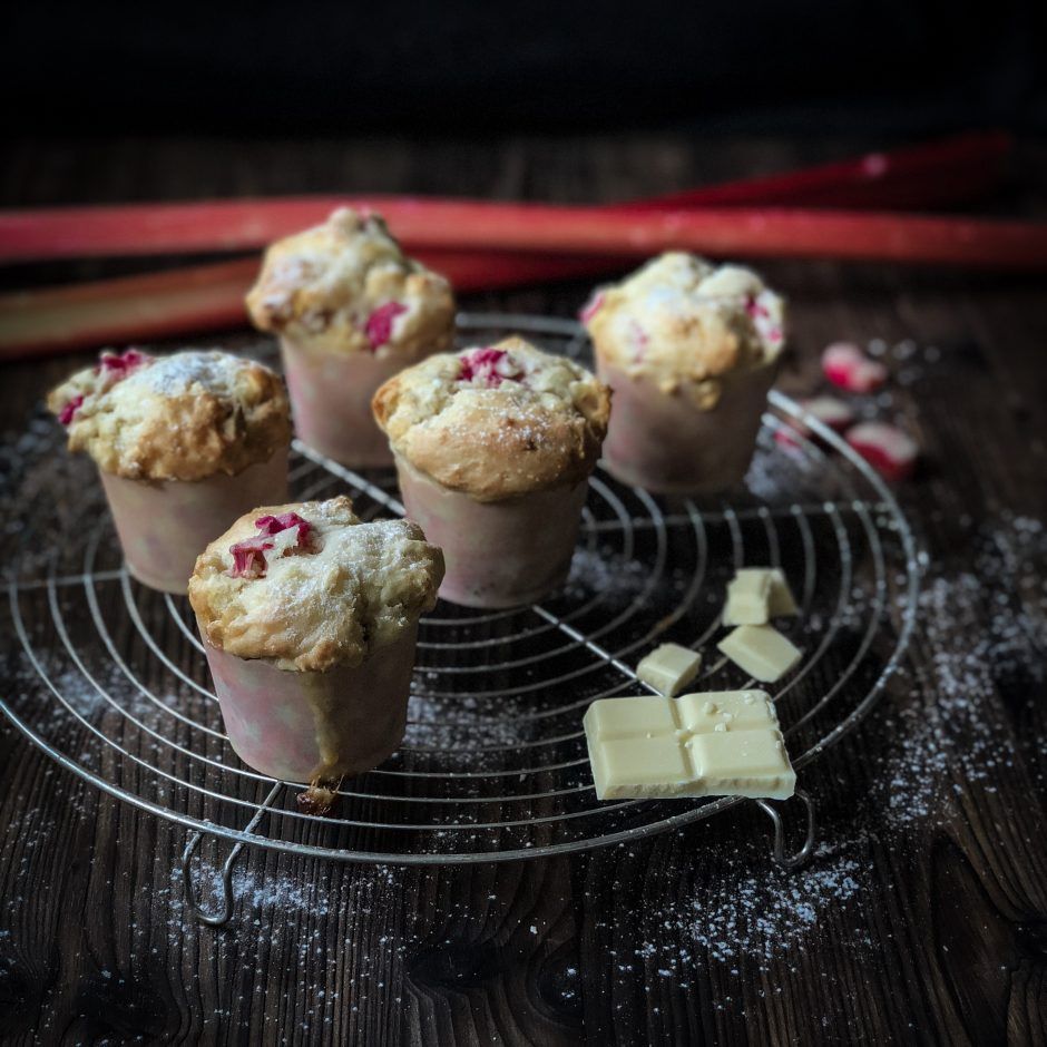 Rezeptbild: RHABARBER-MUFFINS MIT VANILLE UND WEISSER SCHOKOLADE