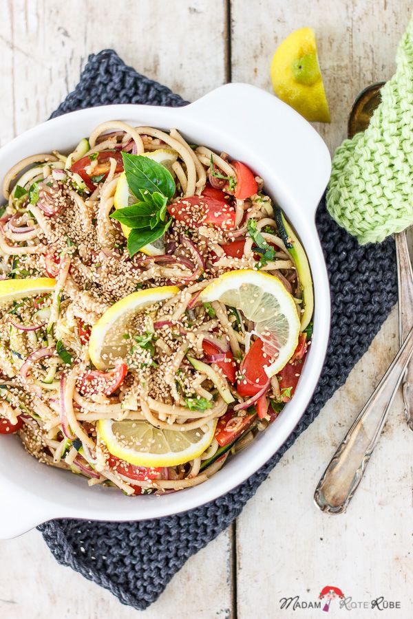 Rezeptbild: Sommer-Nudelsalat mit Zucchini und Sesamsauce
