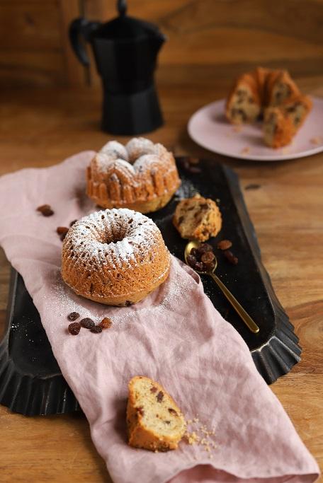 Rezeptbild: Kleine Gugelhupfe mit Rosinen und Schokolade
