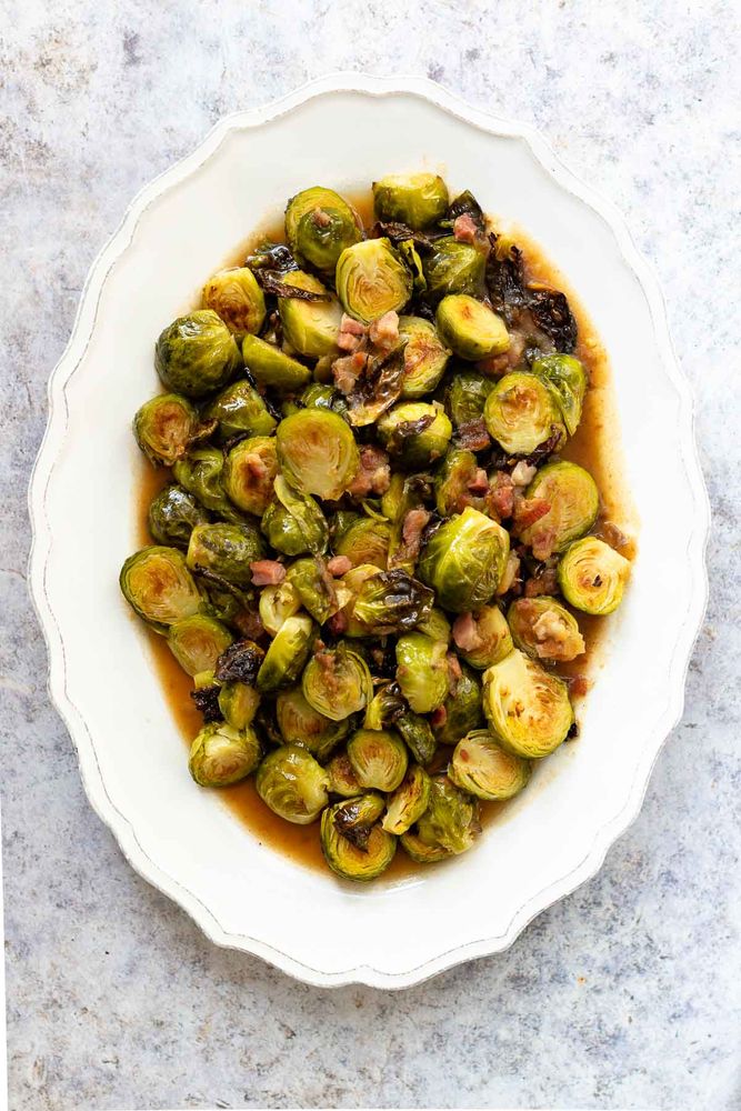 Rezeptbild: Gerösteter Rosenkohl mit Speck und Datteln