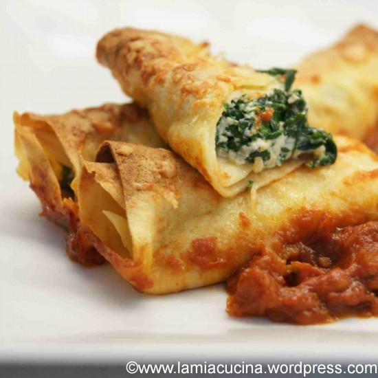 Rezeptbild: Ricotta-Spinat-Crespelle auf Tomatencoulis
