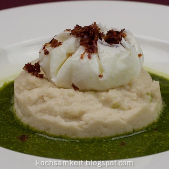 Rezeptbild: porchiertes Ei, Blumenkohlpüree und Feldsalatsauce
