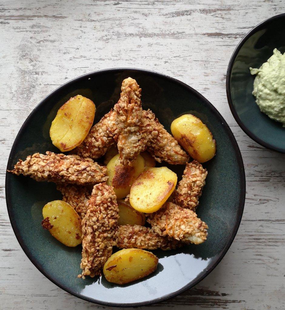 Rezeptbild: Fischsticks, Bratkartoffeln und Avocadodip