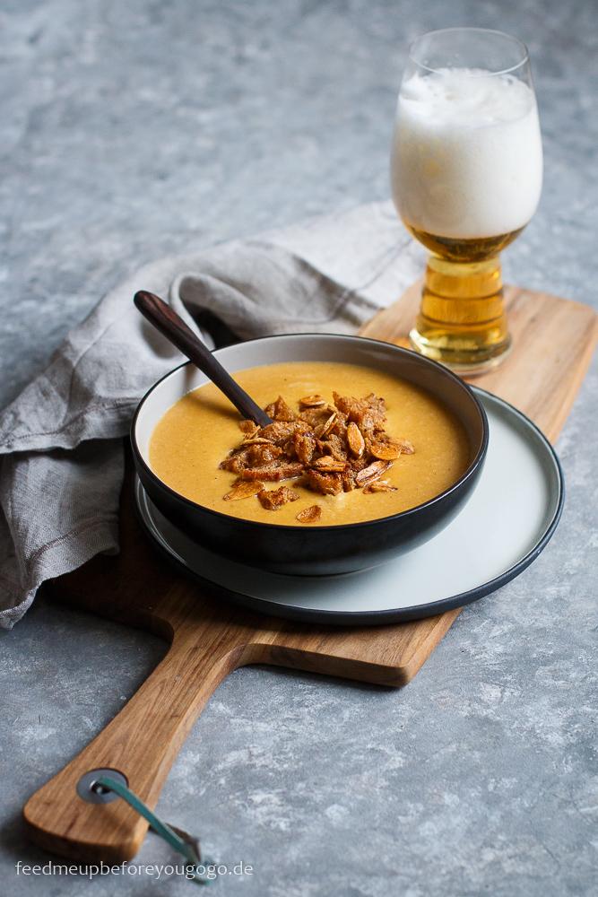Rezeptbild: Käse-Bier-Suppe mit Apfel und Knoblauchchips