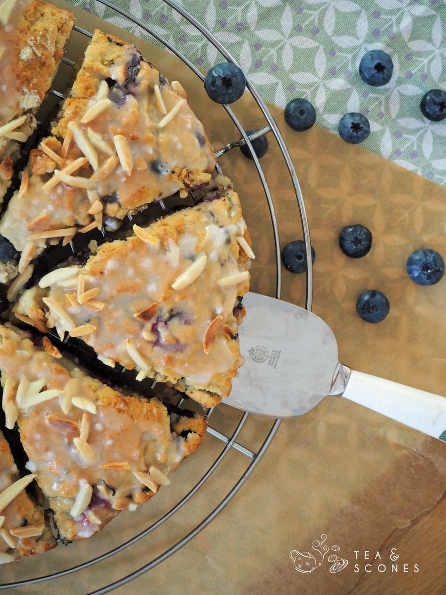 Rezeptbild: Sommerlich fruchtige Scones mit Blaubeeren und Kokosmilch backen