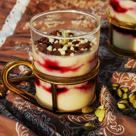Rezeptbild: Keskül: türkischer Mandelpudding mit Kardamom und Granatapfelgelee