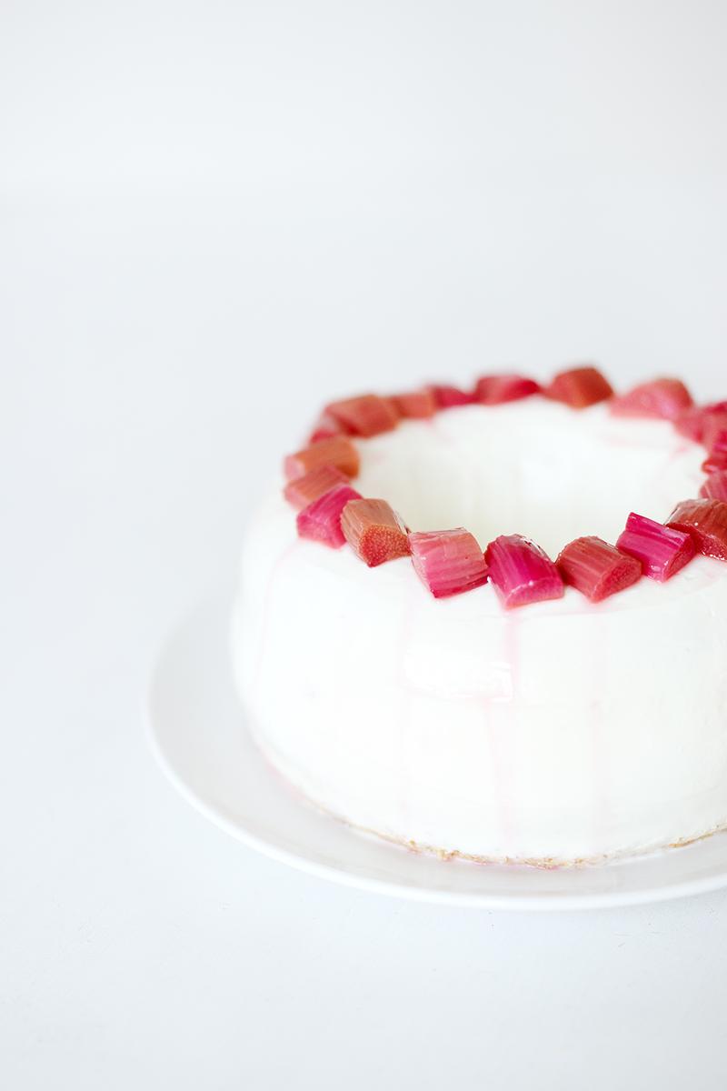 Rezeptbild: Chiffon Cake mit Quark-Frischkäse-Creme und geröstetem Rhabarber