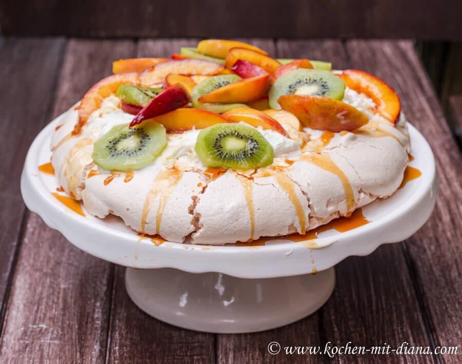 Rezeptbild: Pavlova mit Nektarinen und Kiwi