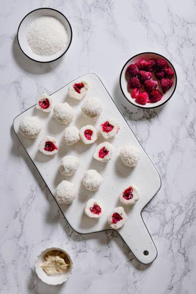 Rezeptbild: Zuckerfreie Kokoskugeln mit Himbeeren