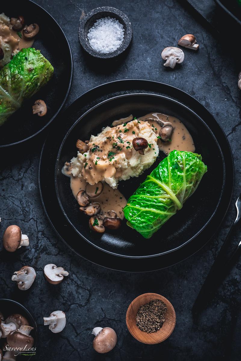 Rezeptbild: Wirsingrouladen mit Pilz-Quinoa-Füllung auf Pastinakenstampf