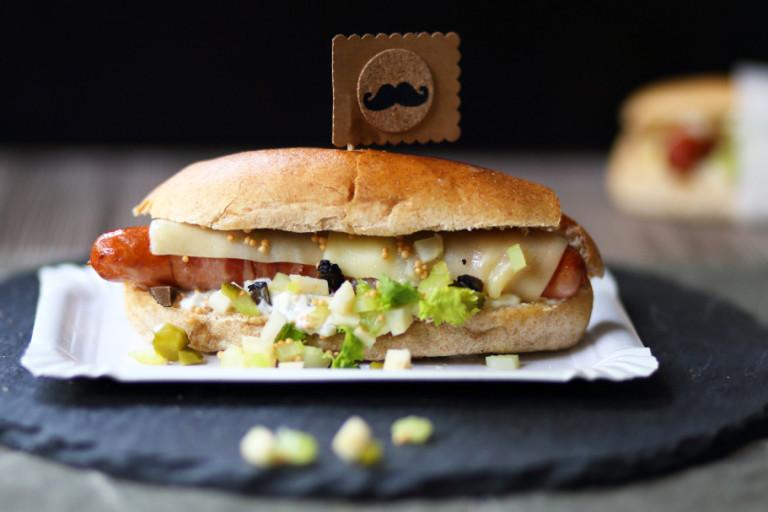 Rezeptbild: Hotdog mit Sellerie-Relish und Trüffelmayonnaise