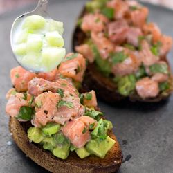 Rezeptbild: Crostini mit Lachstartar, Avocado und Gin