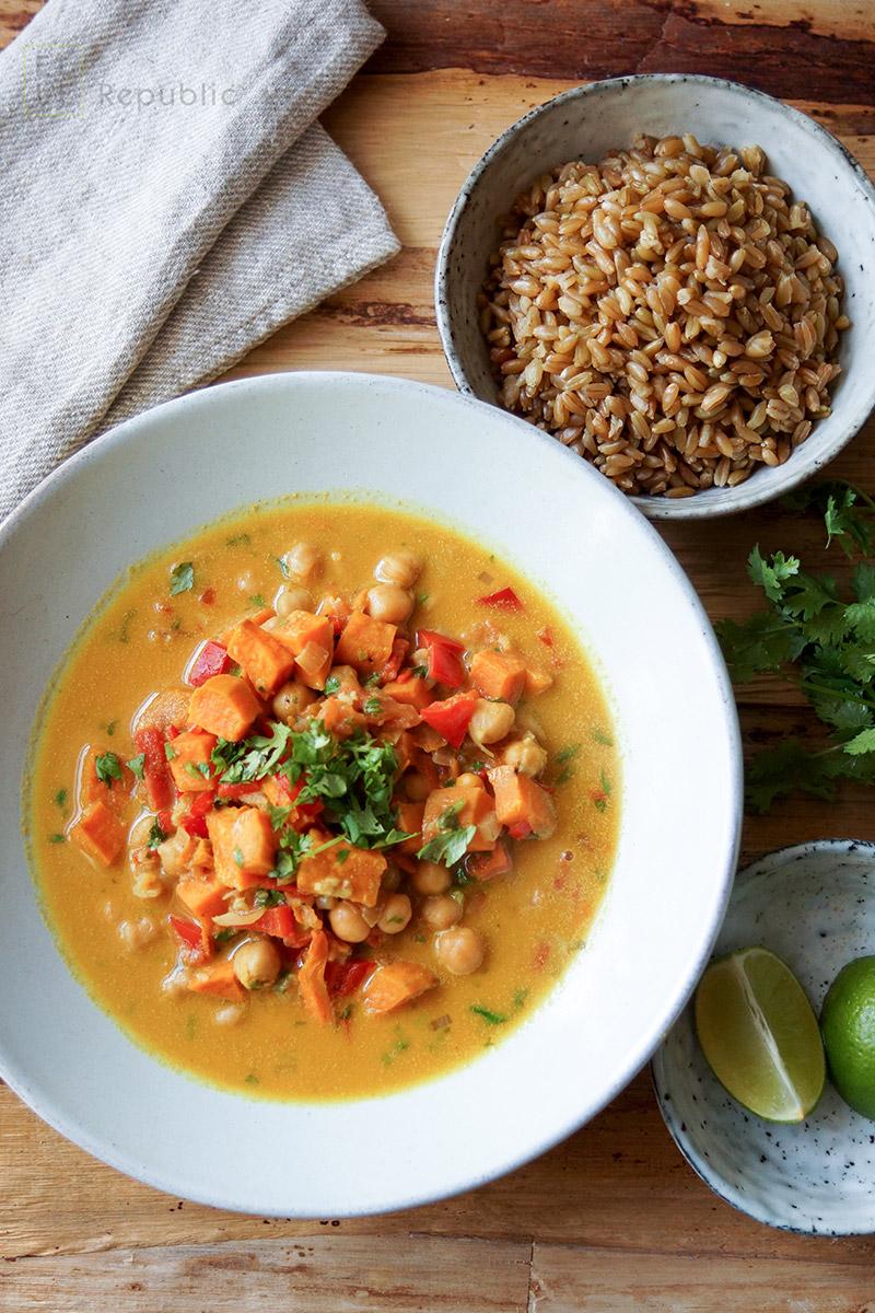 Rezeptbild: Kichererbsen Chili mit Süßkartoffel & Kokosmilch