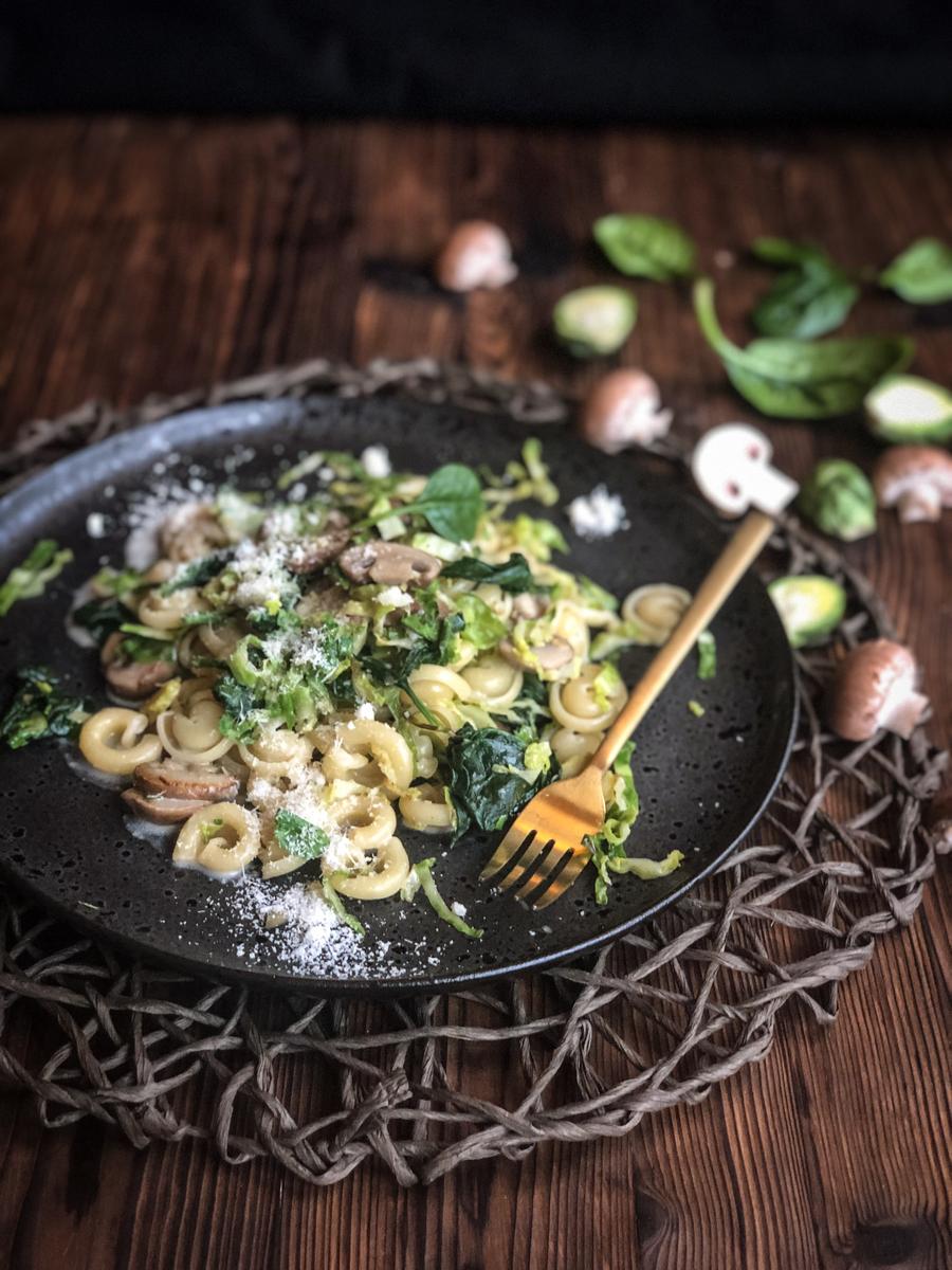 Rezeptbild: HERBSTLICHE PASTA MIT PILZEN, RÖSLICHÖHL UND SPINAT