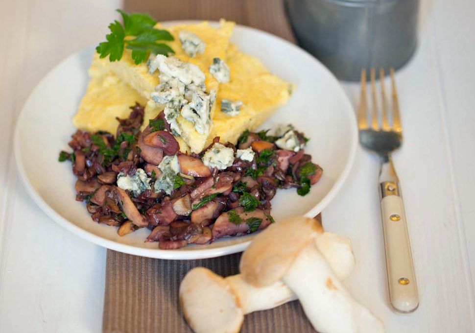 Rezeptbild: Cremige Polenta dazu gebratene Pilze