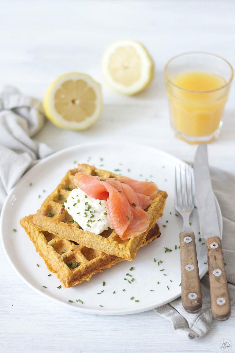 Rezeptbild: Süßkartoffelwaffeln mit Oberskren und Lachs 