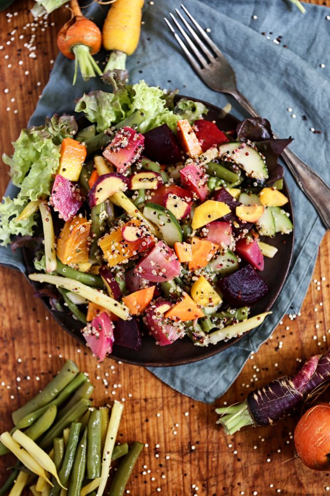 Rezeptbild: BUNTER GARTENSALAT MIT QUINOA