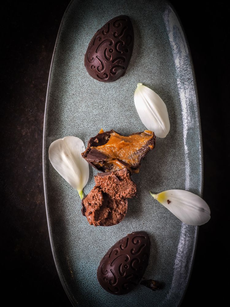 Rezeptbild: Ostereier mit Salted Caramel und Schokomousse Füllung