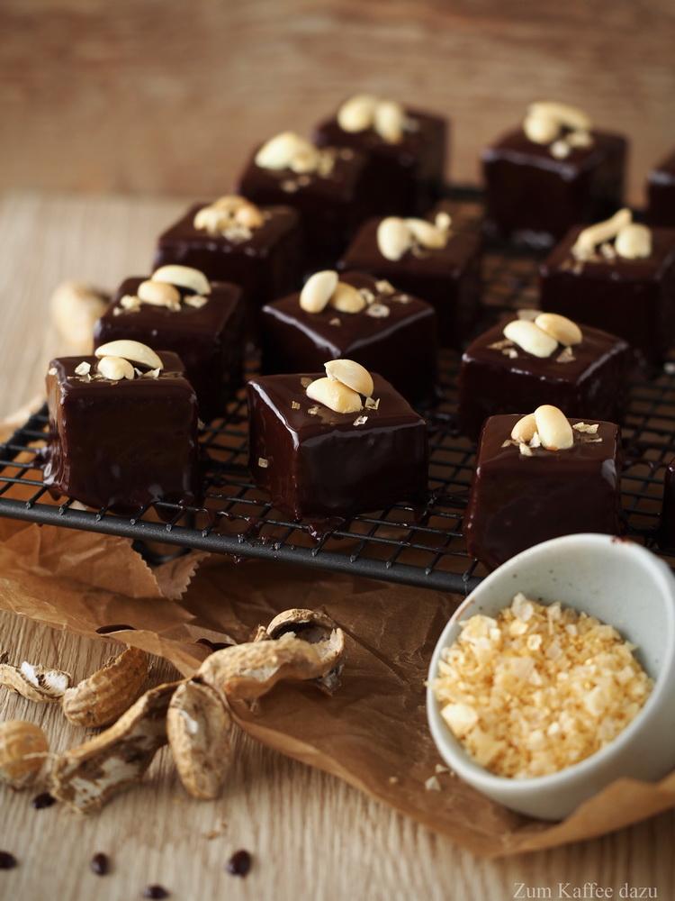 Rezeptbild: Baumkuchen-Würfel mit Erdnüssen und Salz