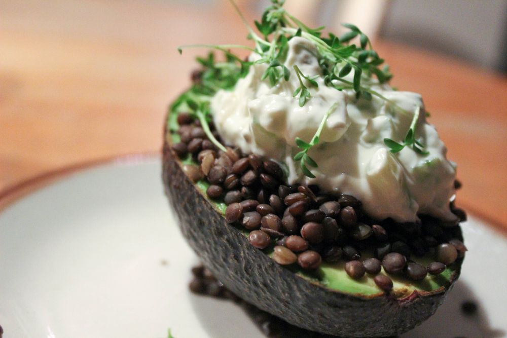 Rezeptbild: schnelle Avocado-Schiffchen mit Belugalinsen und herrlich frischem Gurkenquark