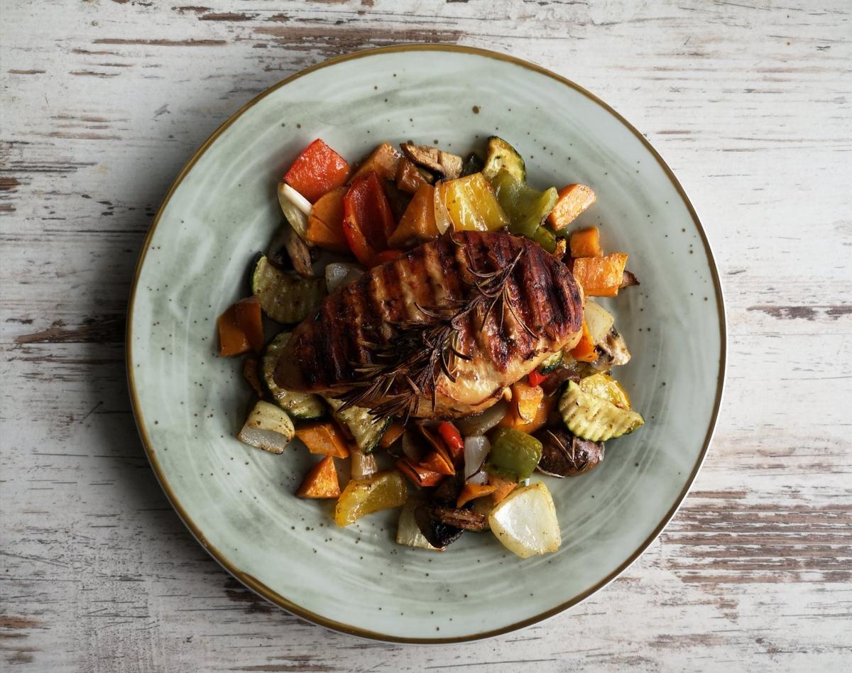 Rezeptbild: Saftige Hühnerbrust mit Gemüse