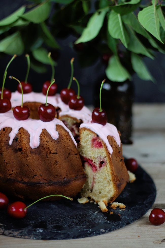 Rezeptbild: Kirsch Gugelhupf mit schwarzem Tee
