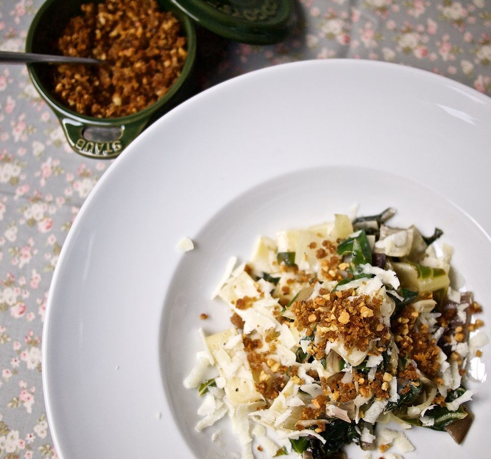 Rezeptbild: Ziegenkäse-Zitronen-Pasta mit Mangold und Mandel-Gremolata