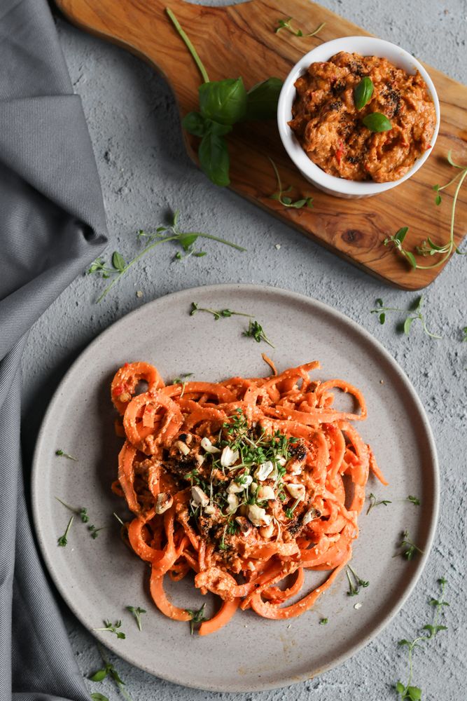 Rezeptbild: Pesto mit gegrillter Paprika und Cashews auf Süßkartoffel Nudeln (vegan, glutenfrei)