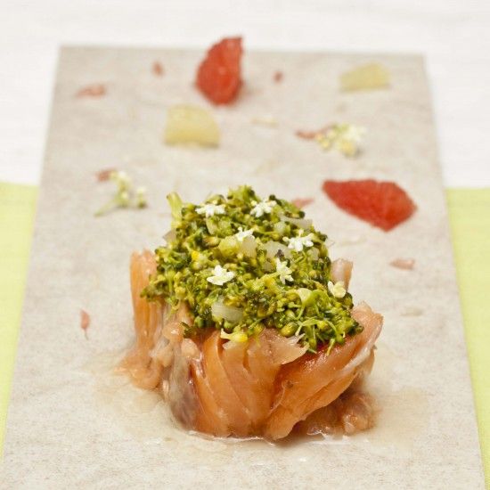 Rezeptbild: Gebeizter Lachs mit Holunderblüte