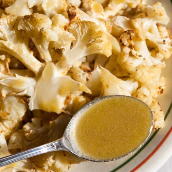 Rezeptbild: Gerösteter Blumenkohl mit Sardellensauce