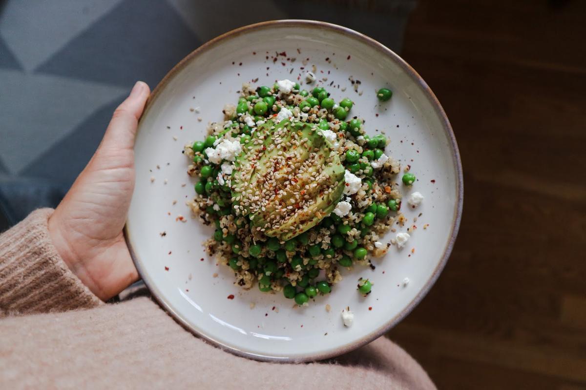 Rezeptbild: Erbsen mit Couscous, Avocado, Feta und Sesam