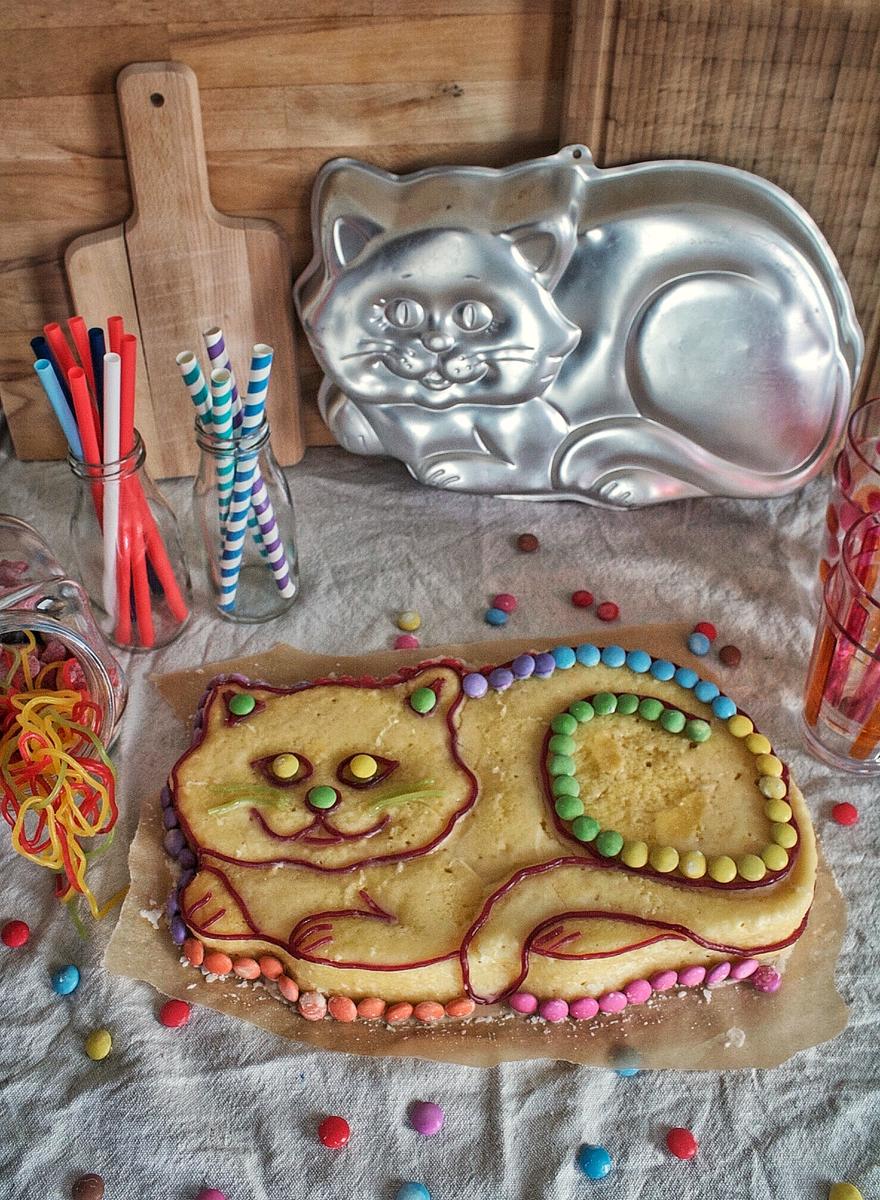 Rezeptbild: Super saftiger Zitronenkuchen mit Frischkäse in Katzenoptik