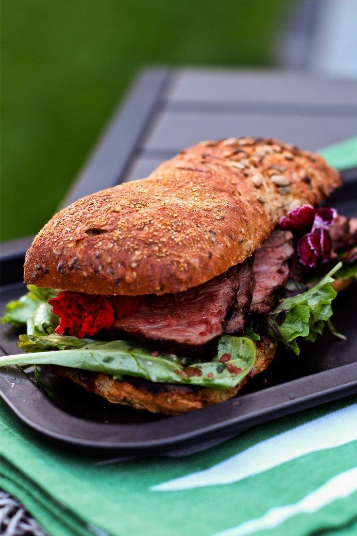 Rezeptbild: Roastbeef Sandwich Rezept mit Hawaii Salz und Blumensalat
