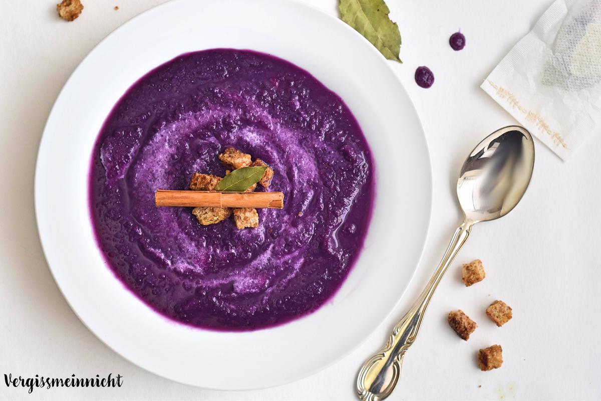 Rezeptbild: Rotkohlsuppe mit Zimtcroutons