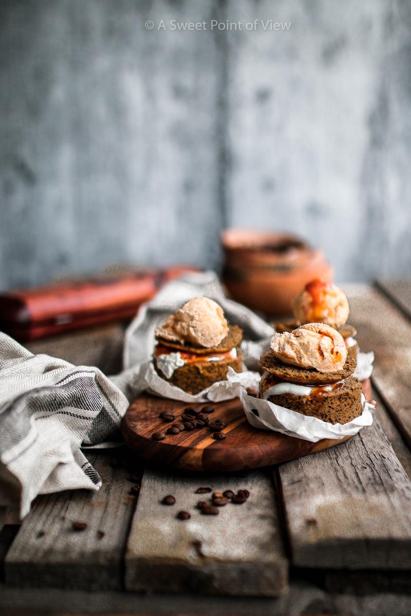Rezeptbild: ÄTHIOPISCHER KAFFEEBISKUIT MIT STEIRISCHEN MARILLENEIS