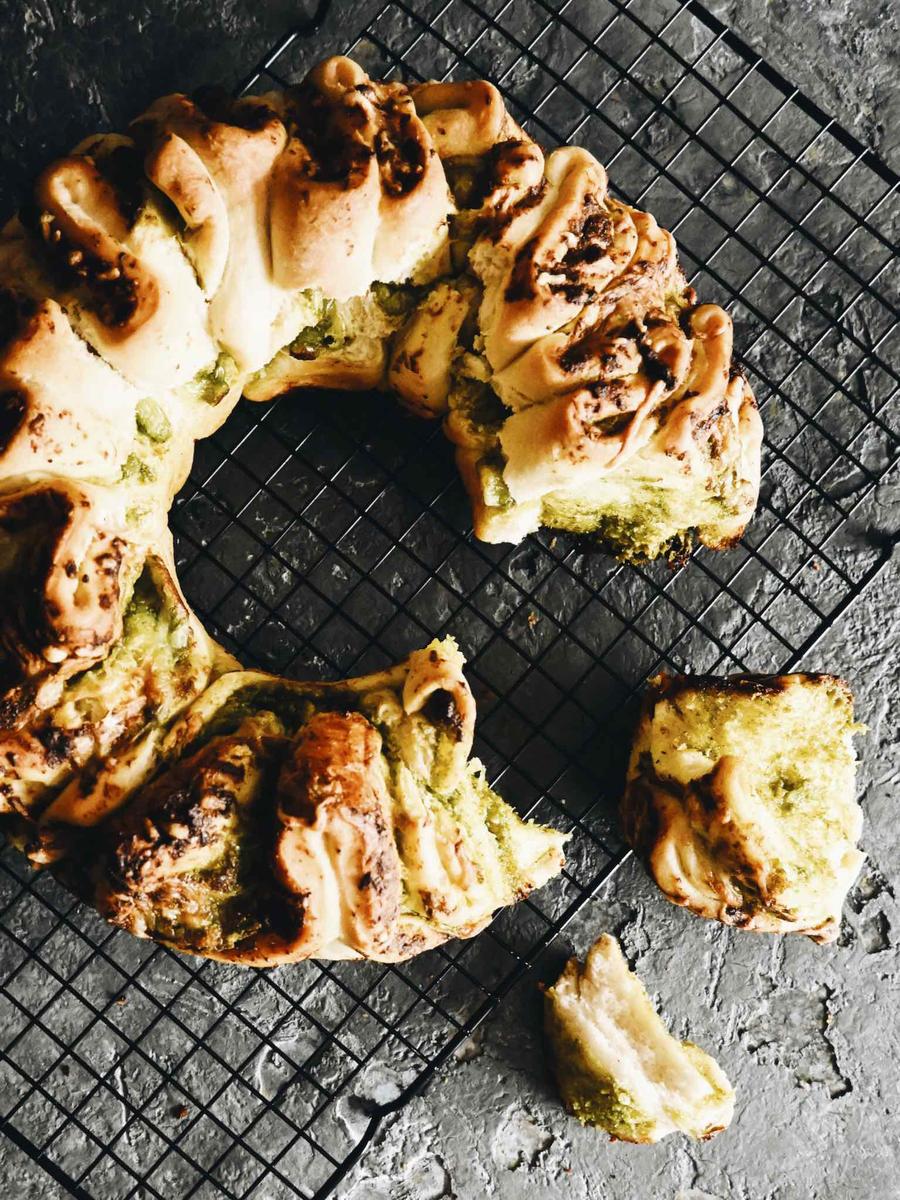 Rezeptbild: ZUPFBROT MIT SELBST GEMACHTEM BÄRLAUCH-PESTO