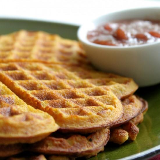 Rezeptbild: Quinoa-Kürbis-Waffeln mit Rhabarber-Grenadine-Kompott