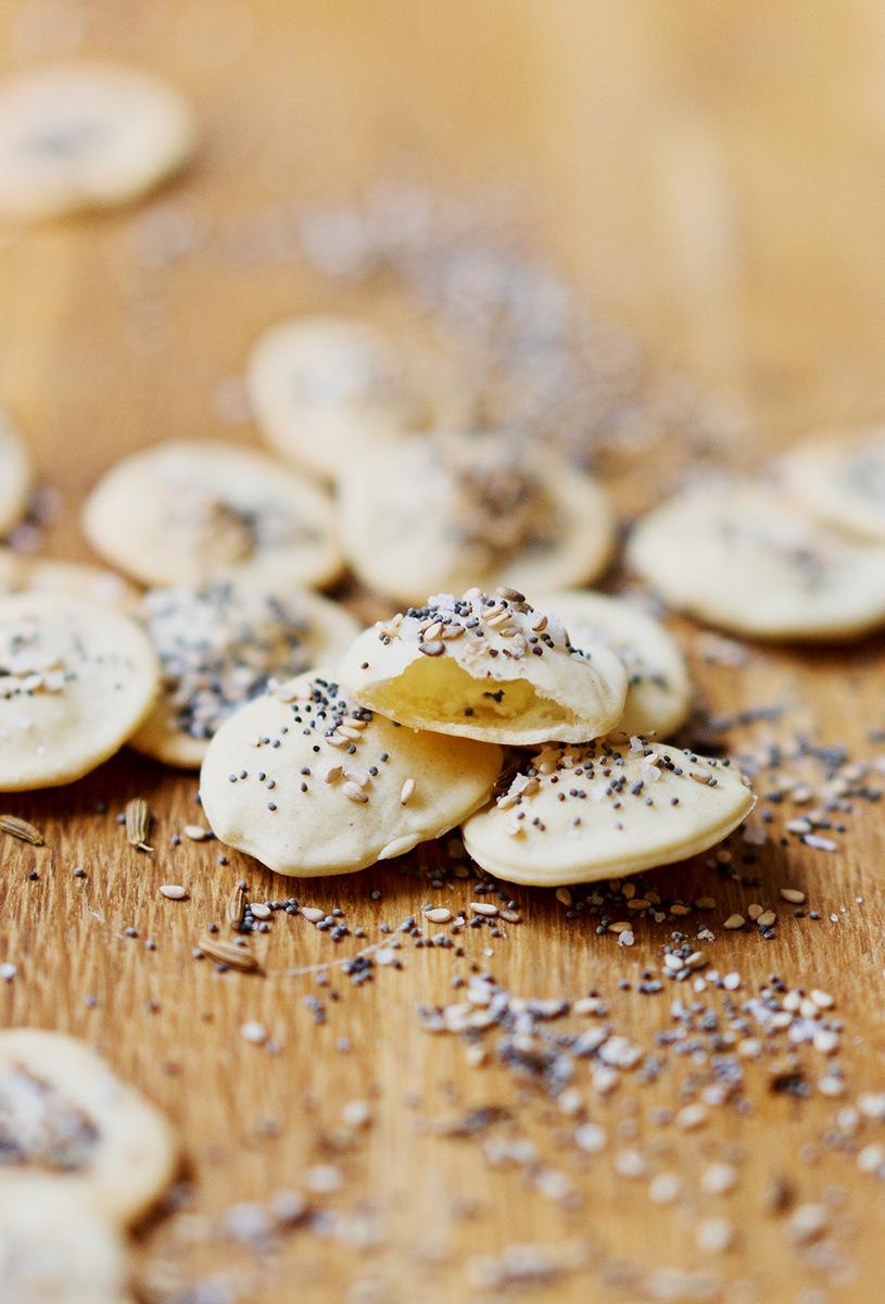 Rezeptbild: Cracker mit Sesam, Fenchelsamen, Mohn und Meersalz