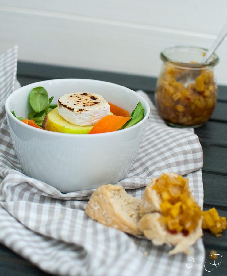 Rezeptbild: Bunter Feldsalat mit karamellisierten Ziegenkäse & Apfelchutney