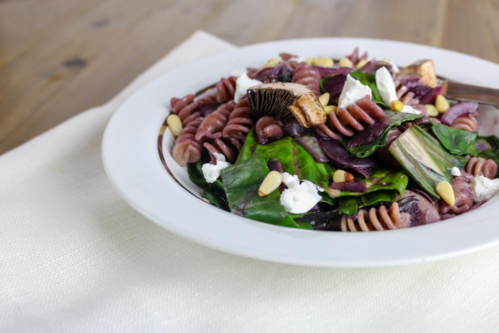 Rezeptbild: Pasta mit Mangold, schwarzer Karotte und Champignons