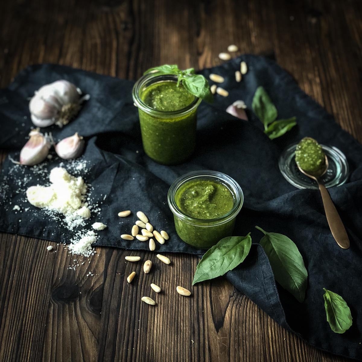 Rezeptbild: BASILIKUMPESTO – DER KLEINE ALLESKÖNNER!