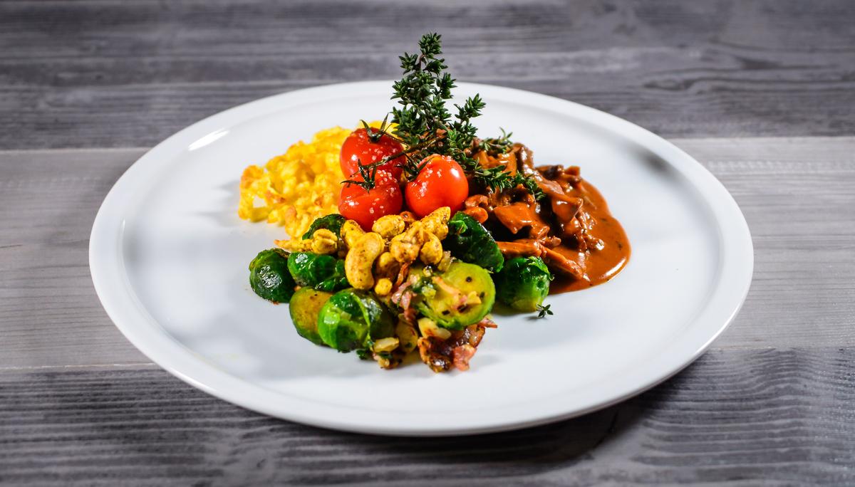 Rezeptbild: Kalbsgeschnetzeltes mit Spätzle und Speck-Rosenkohl