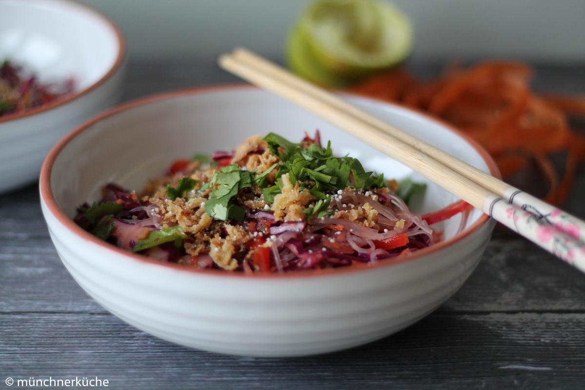 Rezeptbild: Asiatischer Glasnudelsalat mit Chili Limetten Dressing
