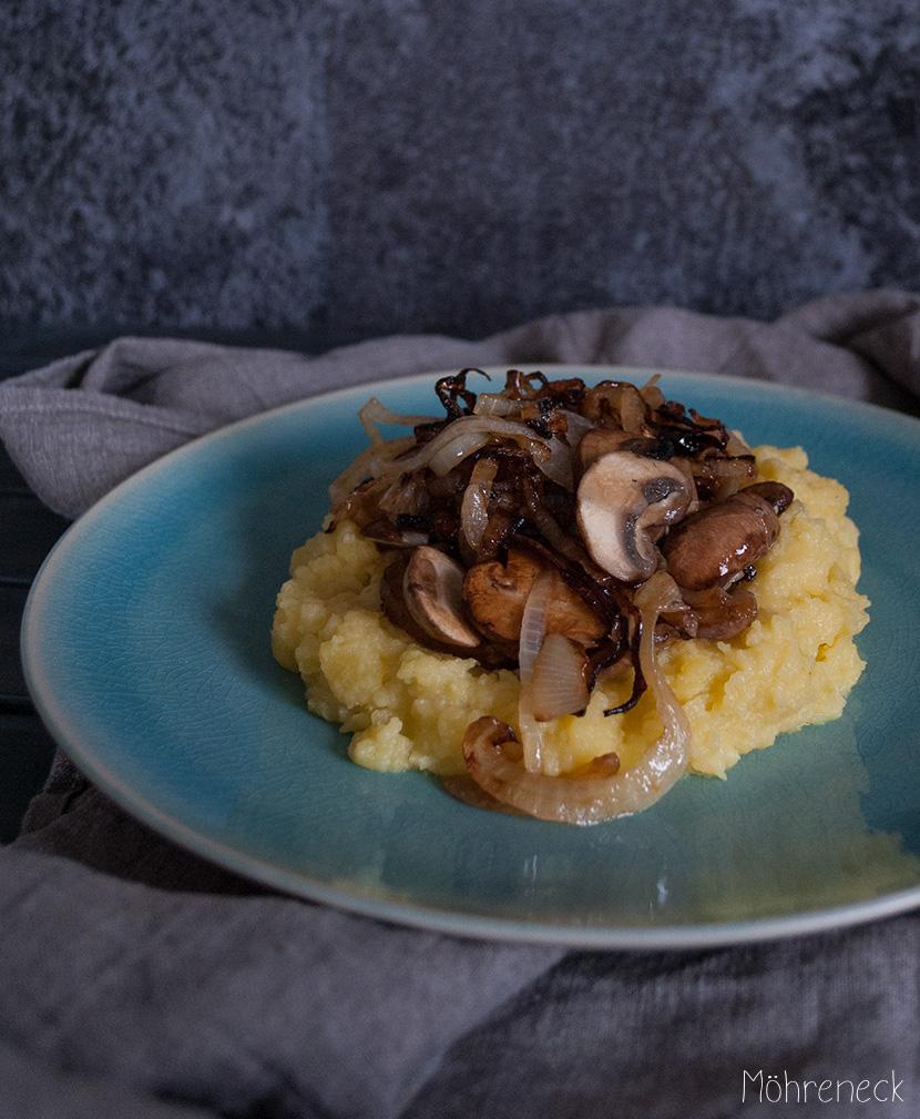 Rezeptbild:  Kartoffelstampf mit Champignons & Röstzwiebeln