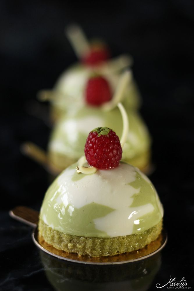 Rezeptbild: Matchatörtchen mit Limette & Himbeere