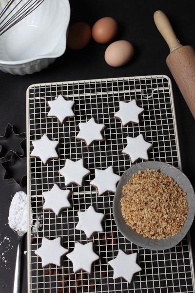 Rezeptbild: Zimtsterne auf dem Weihnachtsteller