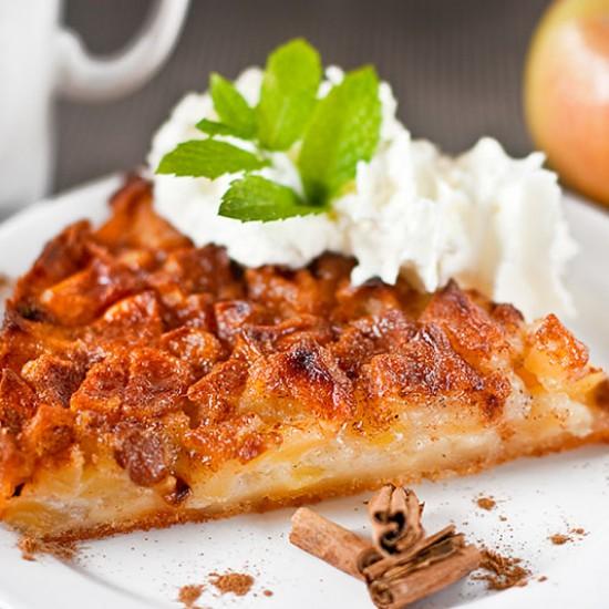 Rezeptbild: APFELKUCHEN MIT ZIMT UND TONKABOHNE