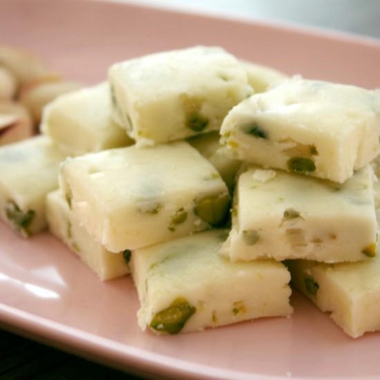Rezeptbild: White Fudge mit Pistazien und Meersalz