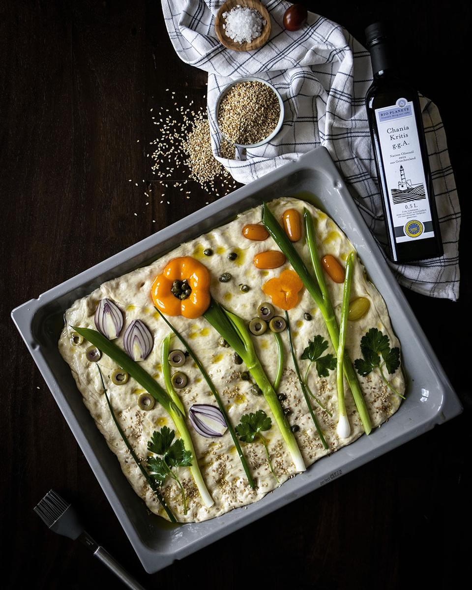 Rezeptbild: Einfacher Focaccia Garten mit Olivenöl von BIO PLANÈTE | Focaccia backen mit Wow-Effekt (Anzeige)